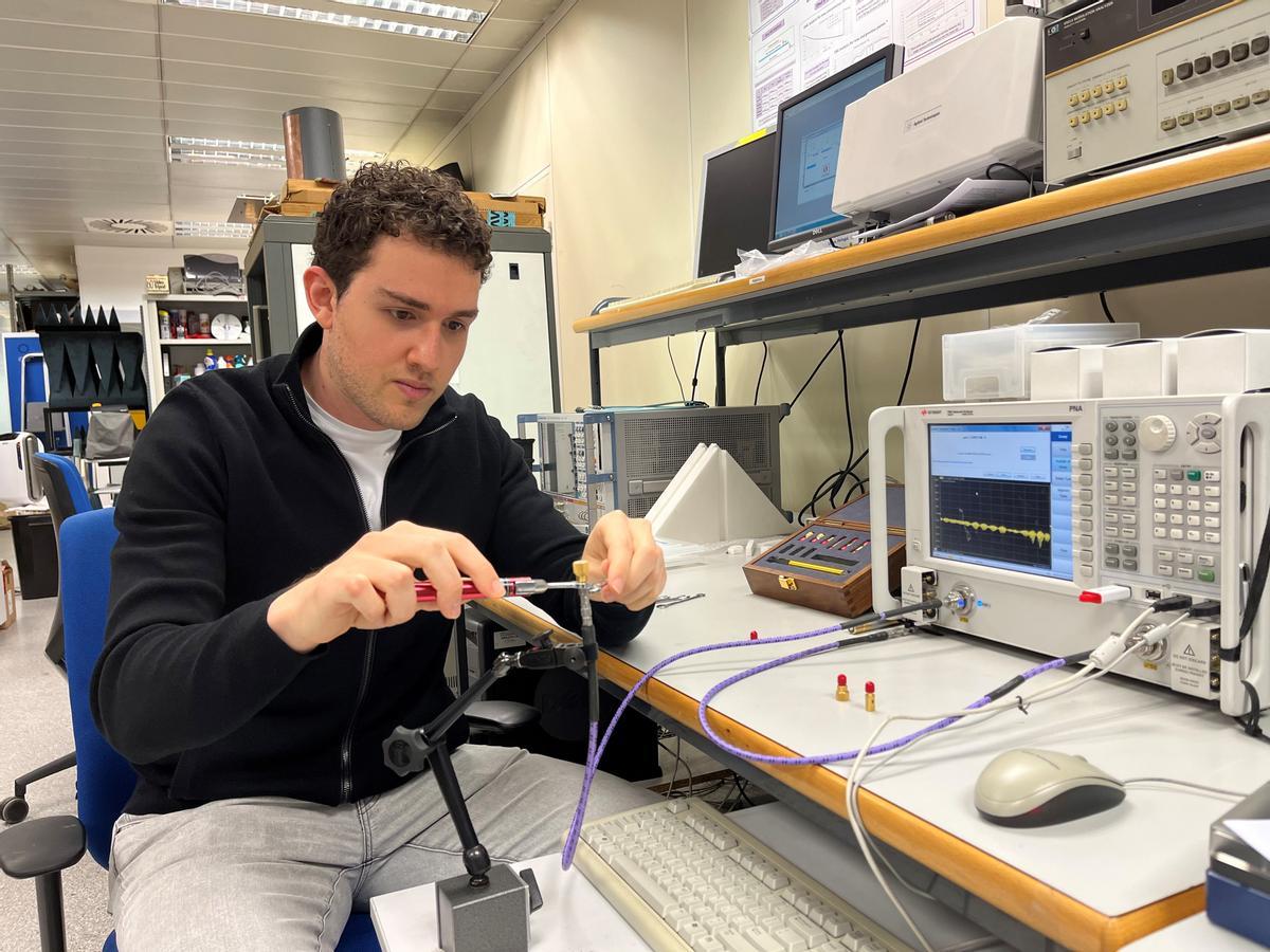 El joven estudiante está cursando dos másters a la vez tras acabar de forma brillante sus estudios de Telecomunicaciones.