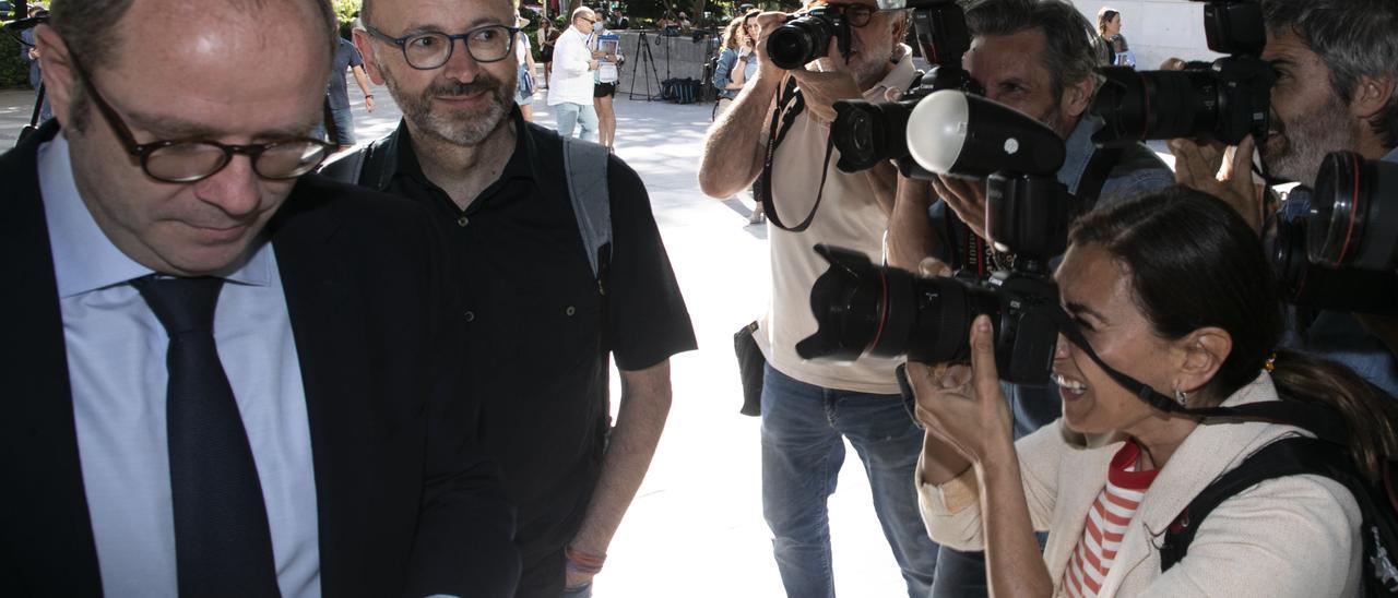 El empresario audiovisual Francesc Puig, a la derecha, llega a la Ciudad de la Justicia en su declaración de mayo.