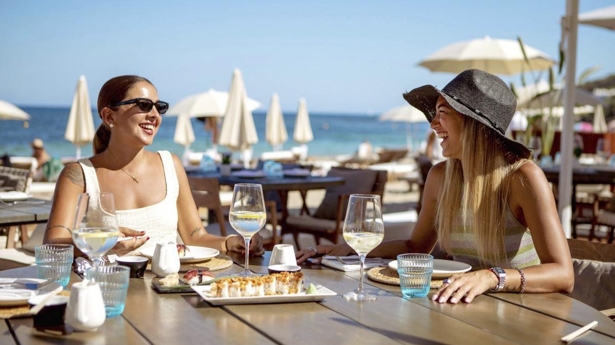 Una propuesta gastronómica pensada para compartir frente al mar en Santa Eulària.