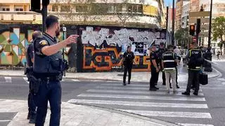 Un atracador fugado de la cárcel acaba herido de un tiro tras un asalto frustrado a una mujer en València