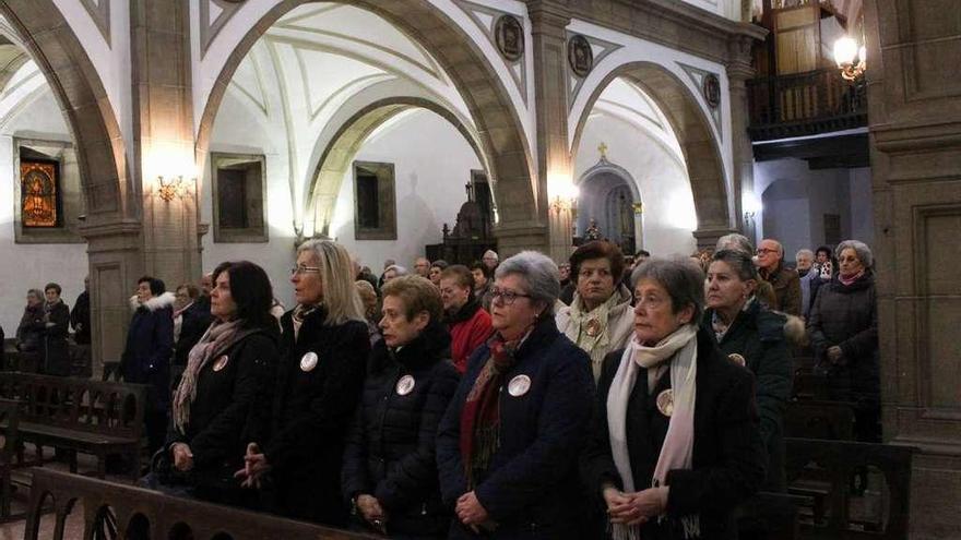 Feligreses, ayer, durante la misa celebrada en la iglesia de San Félix.