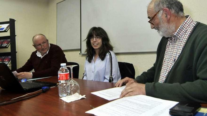 Por la izquierda, Pedro Gutiérrez, la autora, María Abella, y Carlos Fernández.