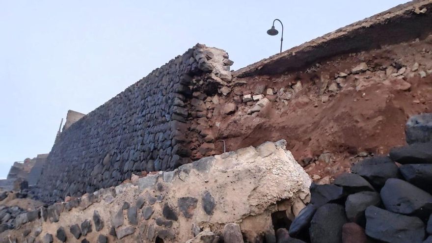The Paseo de La Caleta de Interián is closed due to the risk of new landslides