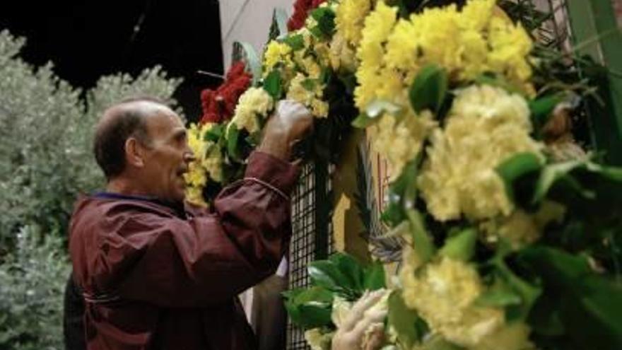 Ofrenda de claveles rojos y amarillos