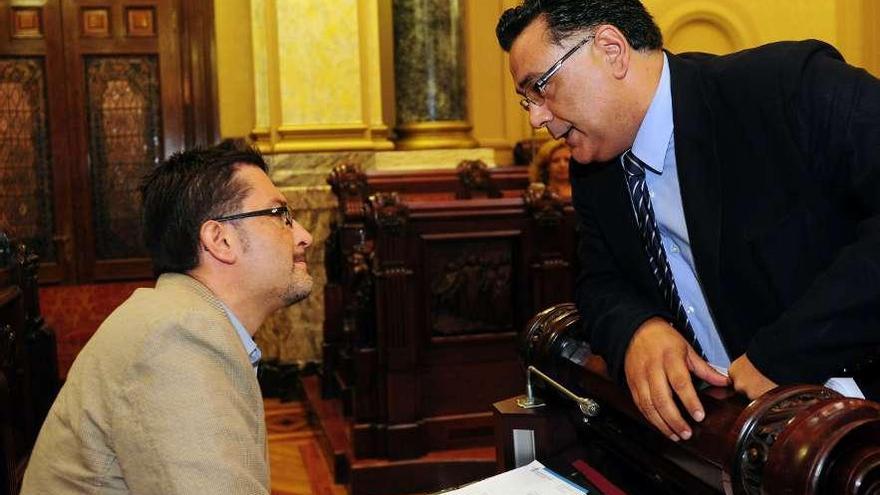 César Santiso y Julio Flores conversan antes de un pleno en septiembre de 2012. / 13fotos