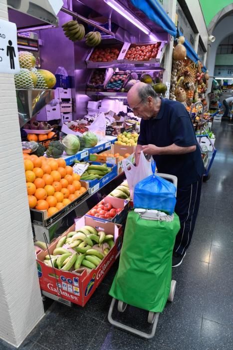 27-03-20  GRAN CANARIA.CIUDAD.  LAS PALMAS DE GRAN CANARIA. Fotos de lo bien abastecidos que están los mercados de frutas, verduras, carnes y pescados.  Fotos: Juan Castro.  | 27/03/2020 | Fotógrafo: Juan Carlos Castro