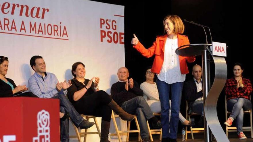La socialista Ana Doval (de pie) junto a sus compañeros, ayer, en Soutelo. // Bernabé/Javier Lalín