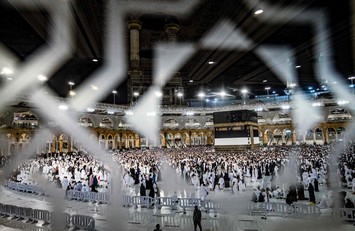 Peregrinos musulmanes circulan alrededor de la Kaaba, el santuario más sagrado del Islam, durante la peregrinación anual del Hajj en la Gran Mezquita de la ciudad santa de La Meca, en Arabia Saudita.