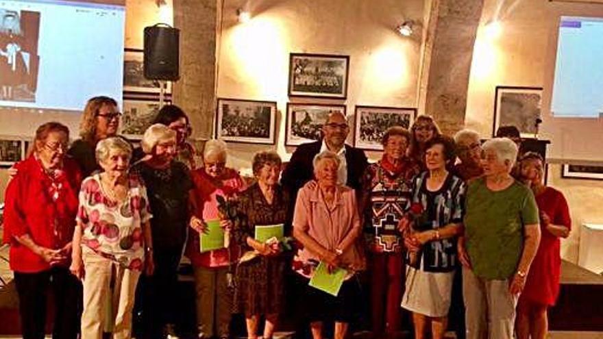 Algunes de les dones que van ser a la presentació del llibre.