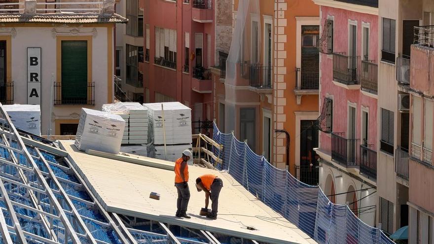 El Mercado Central de Elche empieza a recuperar el techo tras quedarse en el esqueleto