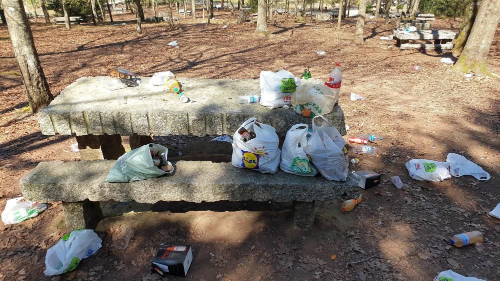 El botellón convierte en estercolero el parque forestal de Beade, en Vigo