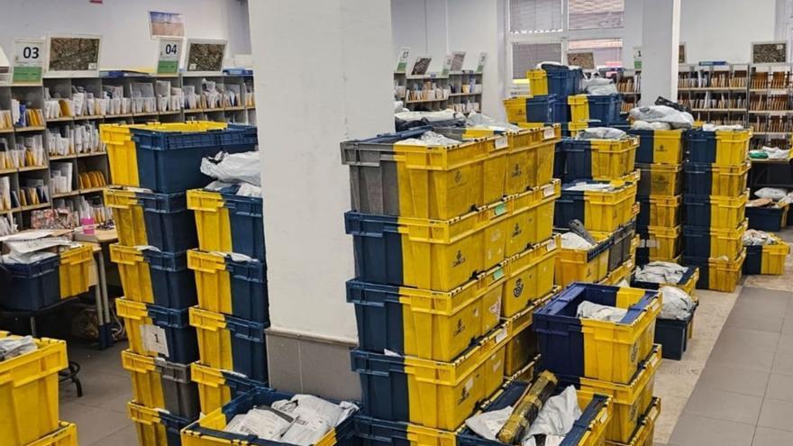 Imagen de centenares de cajas con paquetes y correspondencias que se acumulan en Puerto del Rosario, ayer.