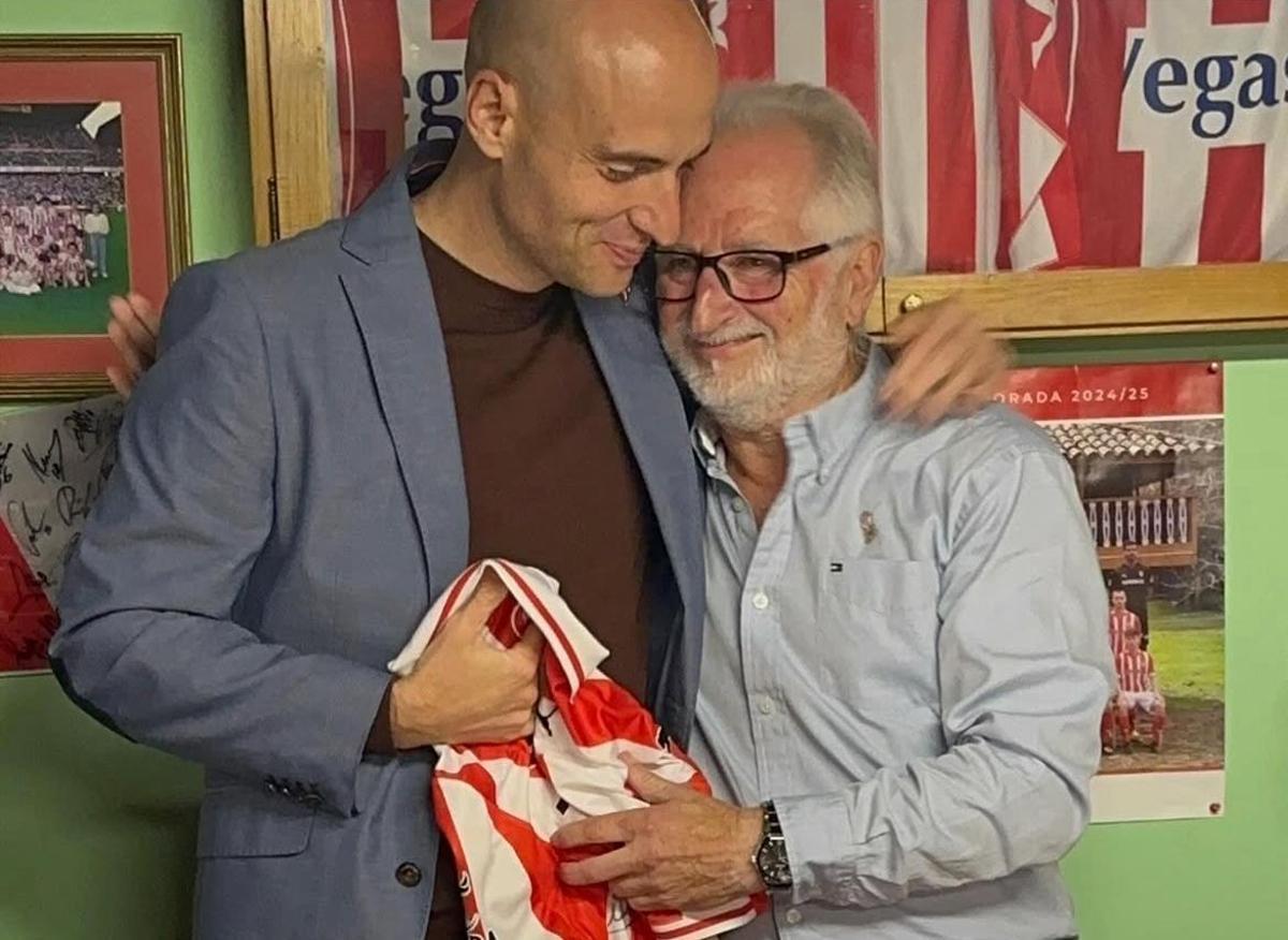 El presidente de la peña la Tiendina, Pepe Sustacha, con el presidente ejecutivo del Sporting, David Guerra.