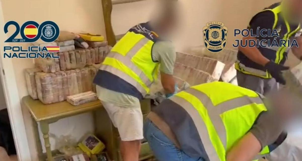 Agentes de la Policía Nacional durante una operación contra el tráfico de cocaína llevada a cabo este agosto en Torremolinos.
