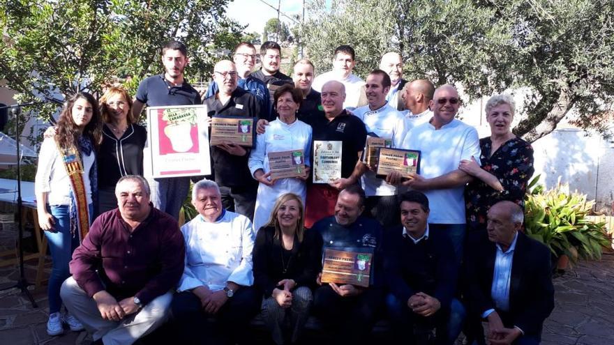 Los ganadores del concurso posaron con invitados y alcaldes de la comarca.