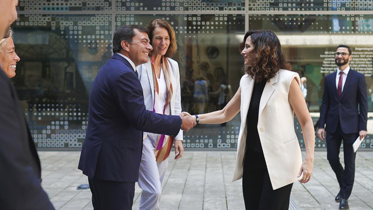 Isabel Díaz Ayuso saluda al presidente y consejero delegado de Siemens España y Siemens Mobility SouthWest Europe, Agustín Escobar, este lunes en Múnich. /