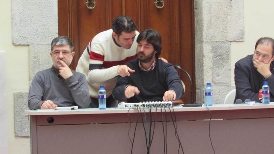 Manuel Amalio Martín Tornero (Foro) y Enrique Riestra Rozas (VxLl) con la mesa de mezclas, ayer.