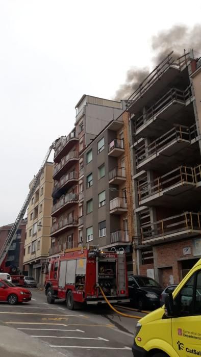 Un incendi afecta un bloc de pisos a la carretera