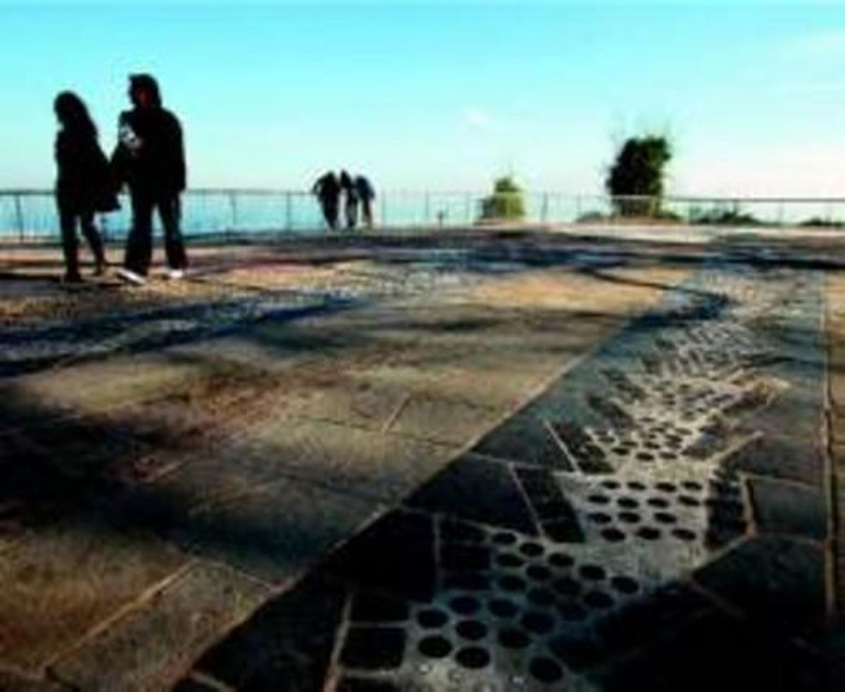 Alguns visitants, ahir, a la zona pavimentada del reformat Mirador de l’Alcalde. Alguns visitants, ahir, a la zona pavimentada del reformat Mirador de l’Alcalde.