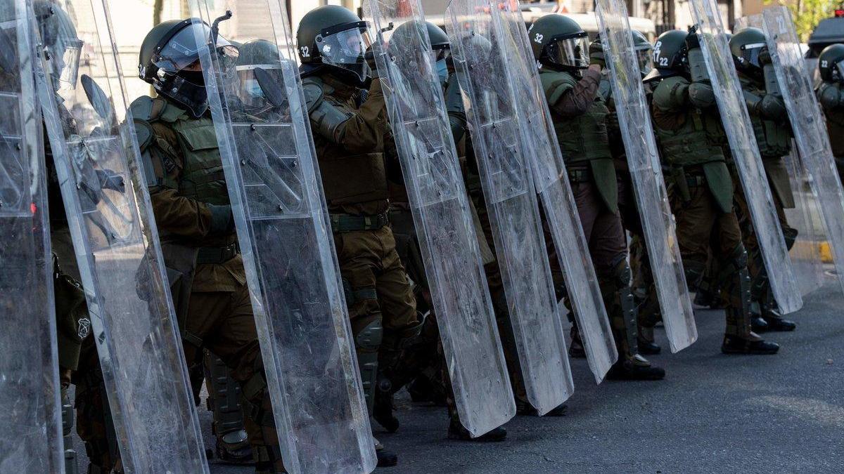 Detenidos tres policías chilenos acusados de torturar civiles en las protestas del 2019