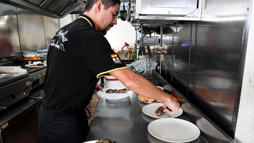 Un joven cocinero en un restaurante en Schamann.