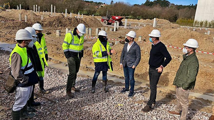 Un momento de la visita oficial ayer a las obras.