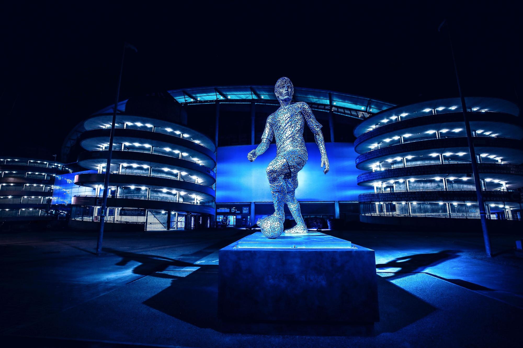 Estatua de David Silva en Manchester