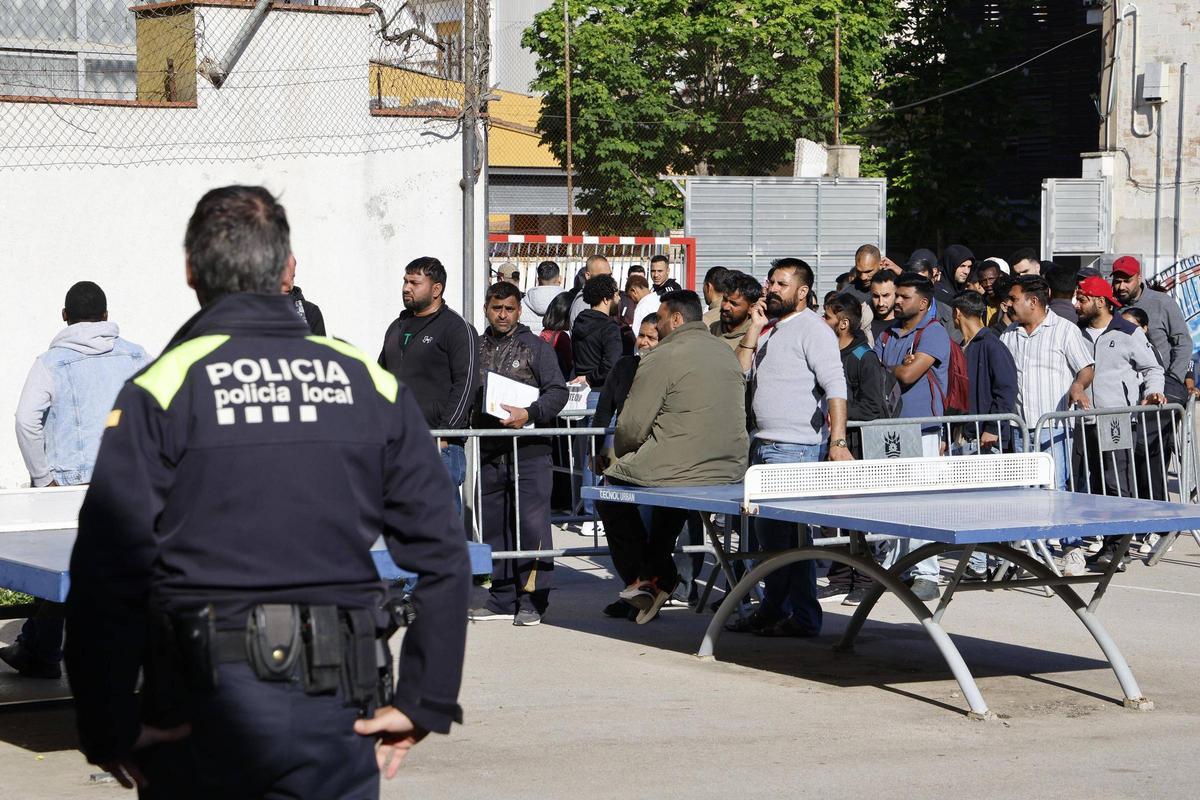 Les imatges de les cues a Salt davant l'oficina que assessora sobre la regularització extraordinària de migrants