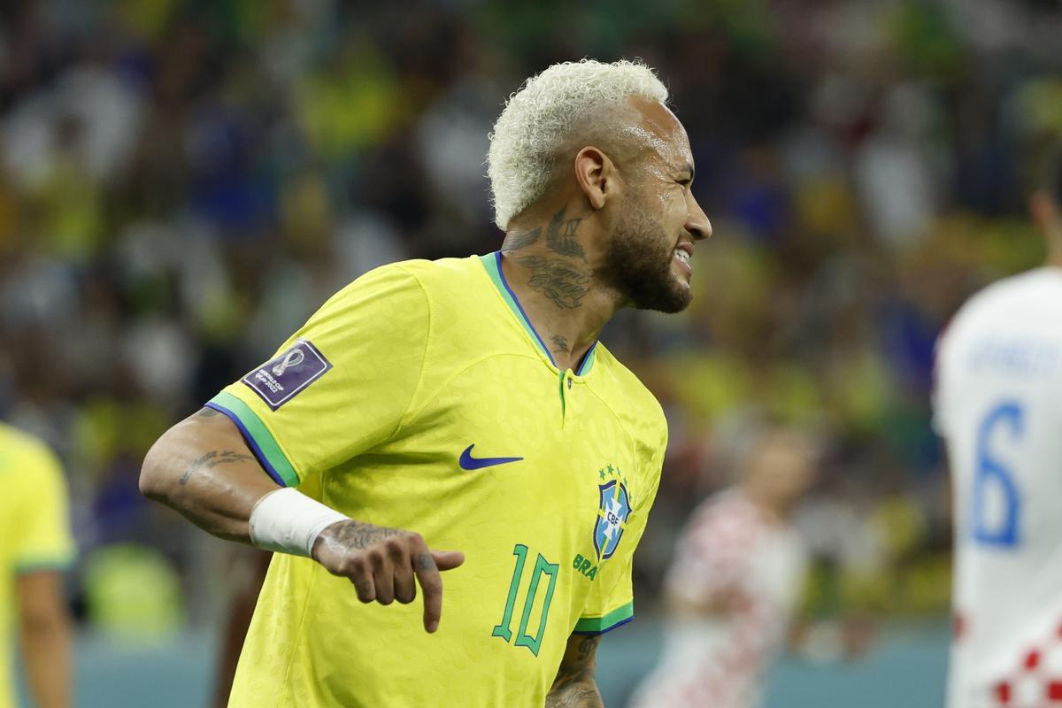 . RAYAN (CATAR), 09/12/2022.- Neymar de Brasil reacciona hoy, en un partido de los cuartos de final del Mundial de Fútbol Qatar 2022 en el estadio Ciudad de la Educación en Rayán (Catar). EFE/Juanjo Martin