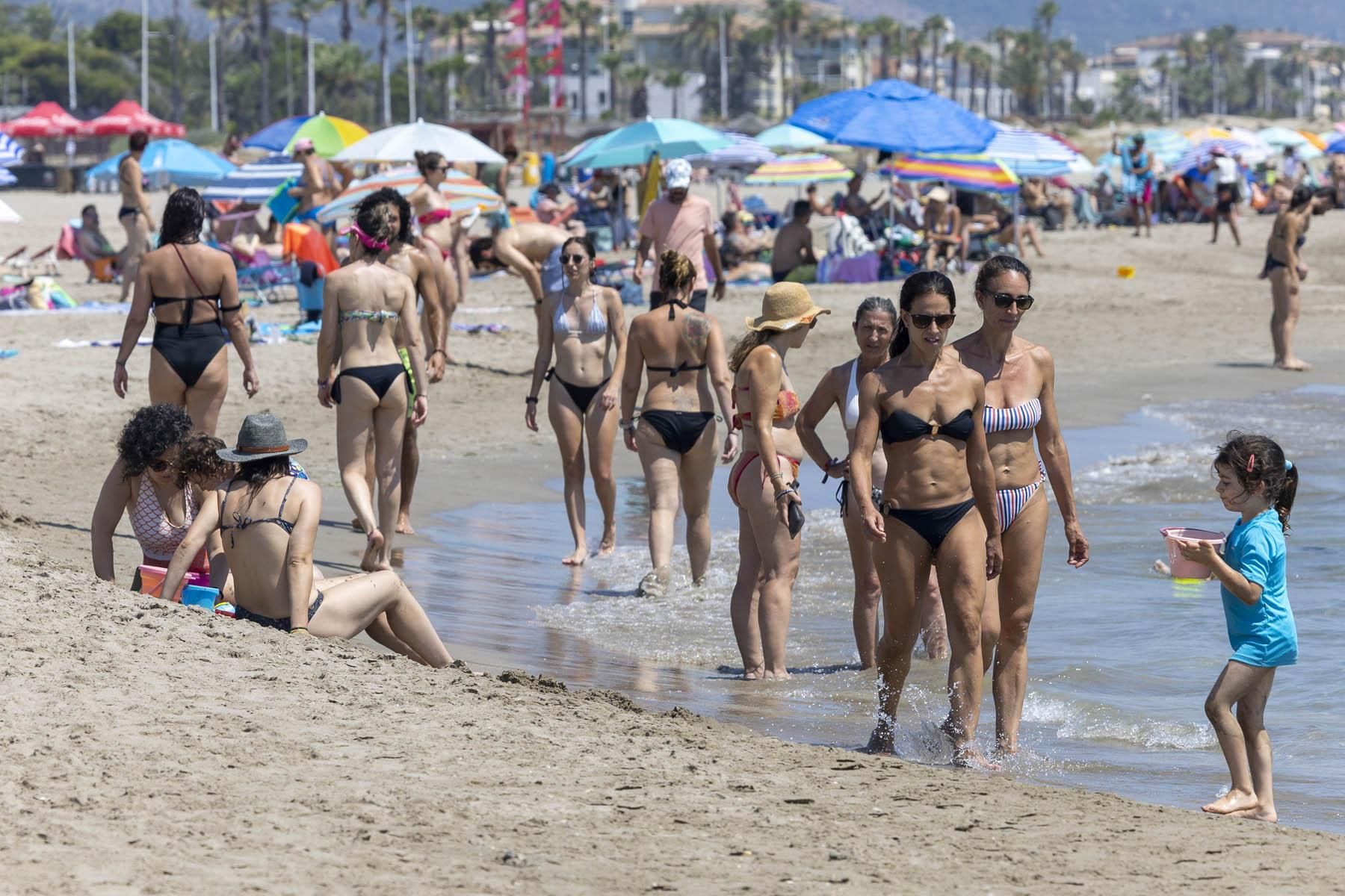 Los bañistas se refrescan en la ola de calor en Castellón
