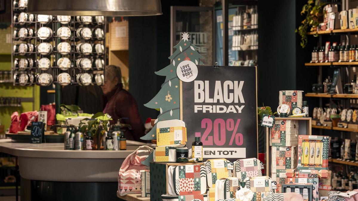 Un comercio promociona sus descuentos durante el Black Friday del año pasado