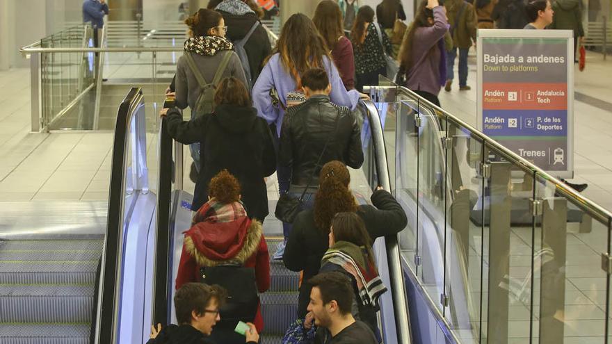 Usuarios del metro, en el vestíbulo de la estación de El Perchel.