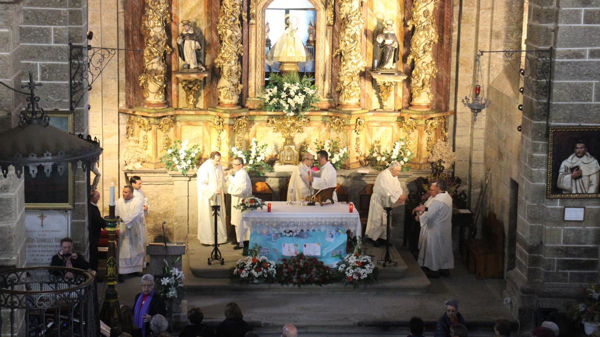 Varios sacerdotes ofician una misa en el Santuario de Donado