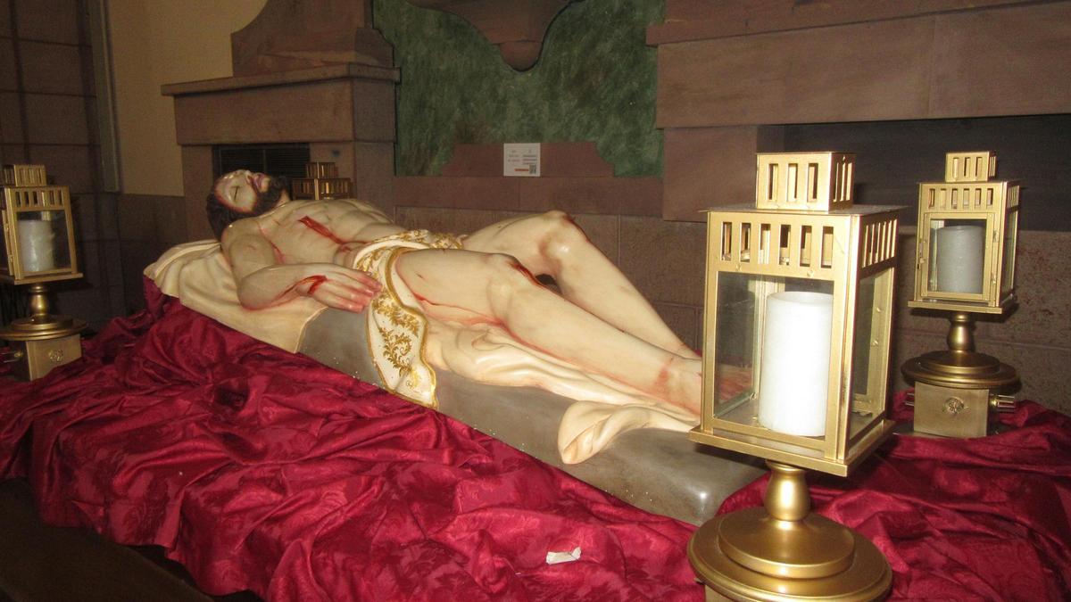 Imagen de Cristo yacente en la iglesia de Cangas de Onís