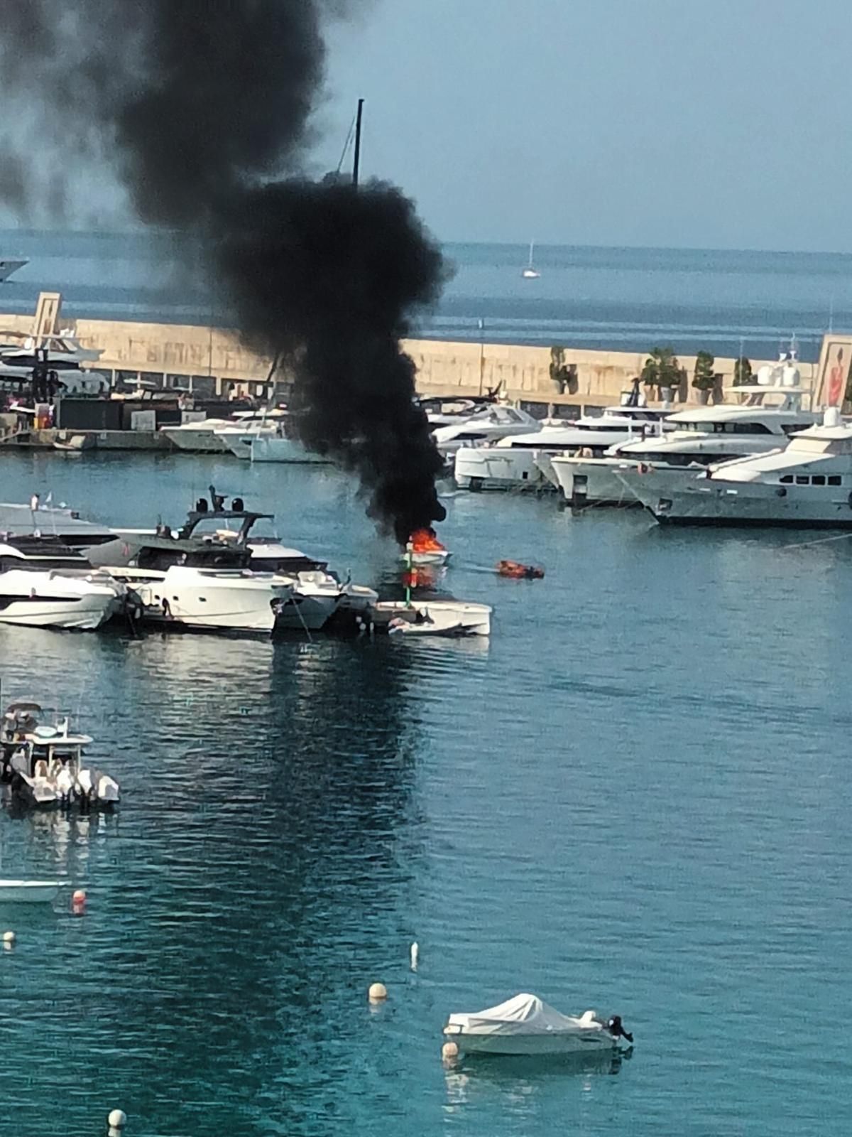 Un incendio destruye una barca en Port Adriano