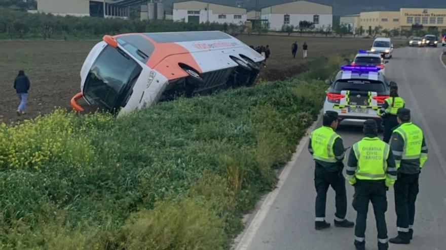 La empresa del autobús que volcó en Villanueva del Trabuco atribuye el accidente al estado de la carretera