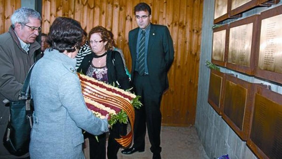 El 'conseller' Joan Saura (izquierda) participa en una ofrenda floral en el Memorial de Les Camposines, ayer.