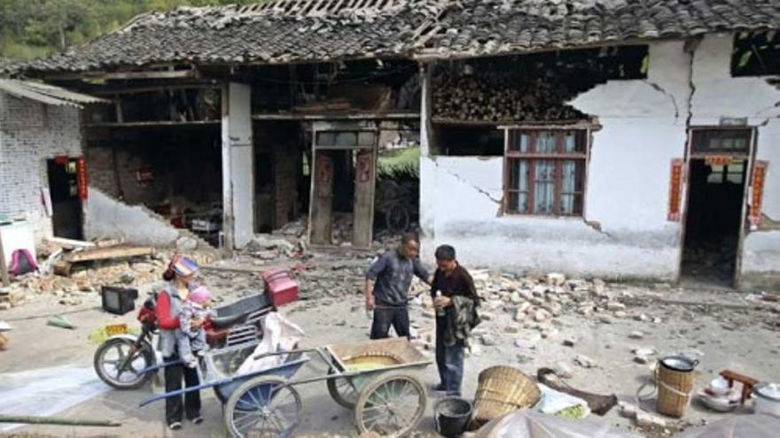 Un devastador terremoto deja al menos 100 muertos y mas 2 mil heridos en China