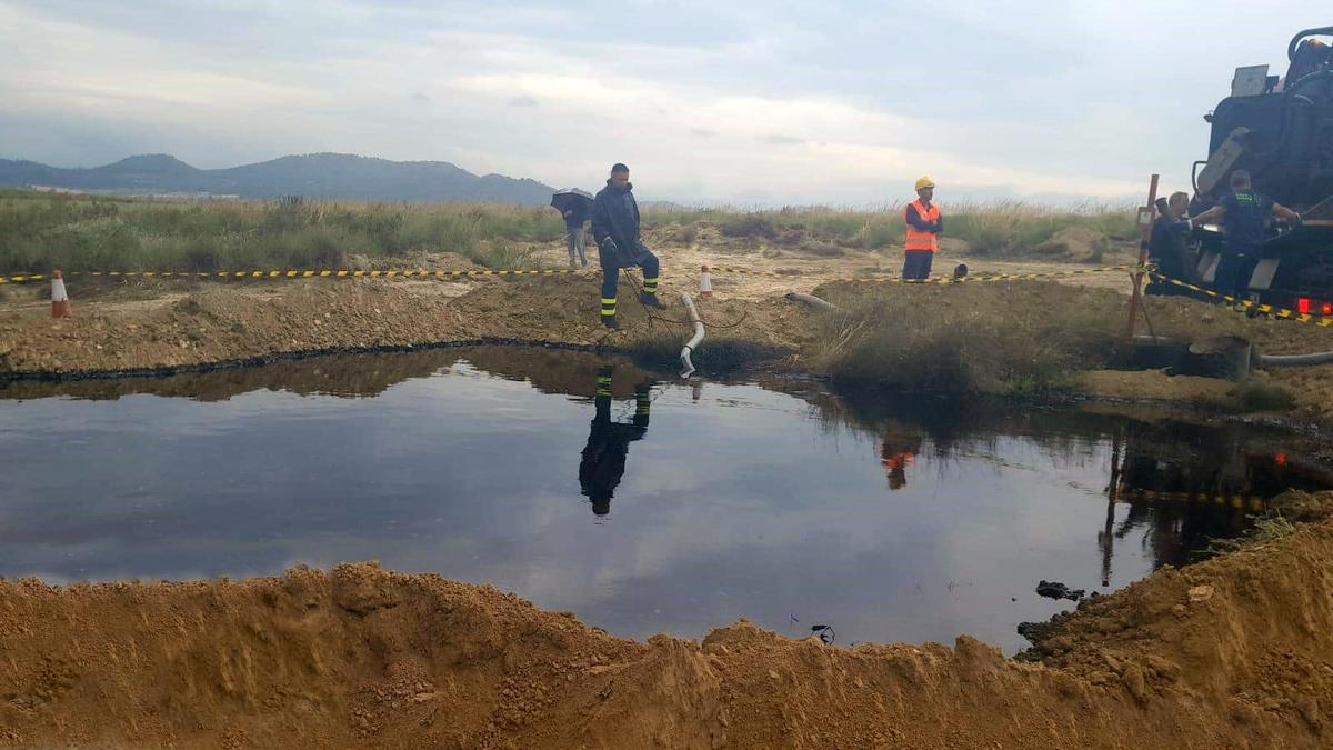 Labores de extracción del petróleo, en la finca agrícola de Calasparra.