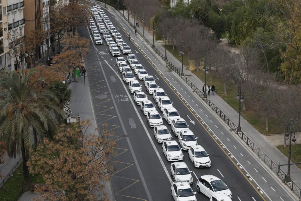 Protesta de taxistas en el centro de València contra las VTC