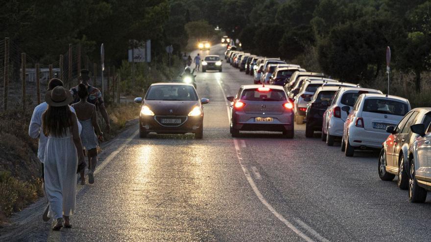 Imagen de archivo de la carretera de Cala d’Hort colapsada por coches mal aparcados. | IRENE VILÀ CAPAFONS