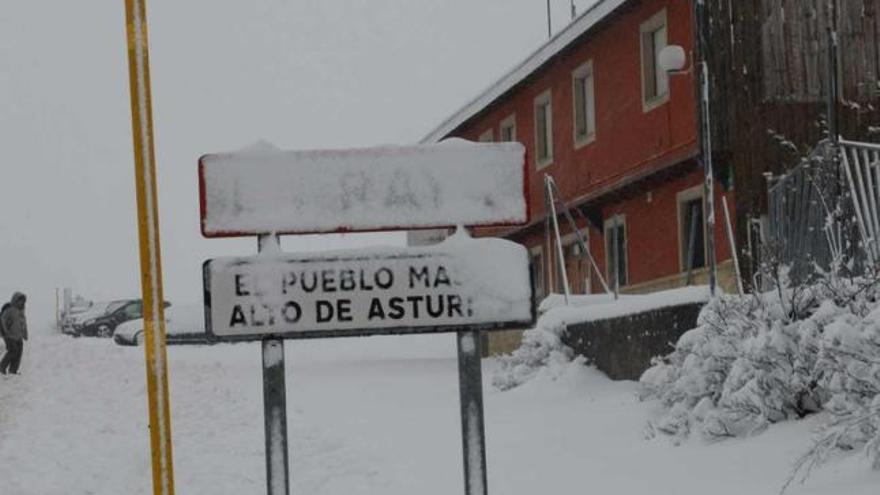 El edificio de la cafetería del camping de La Raya, ubicado a la entrada del núcleo allerano.