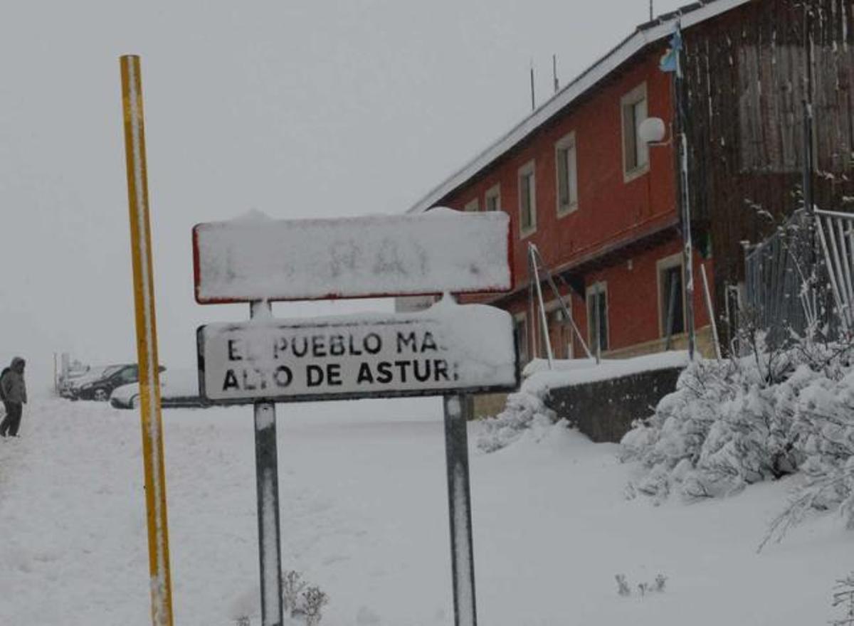 El edificio de la cafetería del camping de La Raya, ubicado a la entrada del núcleo allerano.