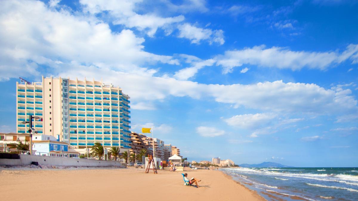 El hotel Koral Beach es un establecimiento situado en primera línea de la playa de Morro de Gos, Oropesa del Mar.