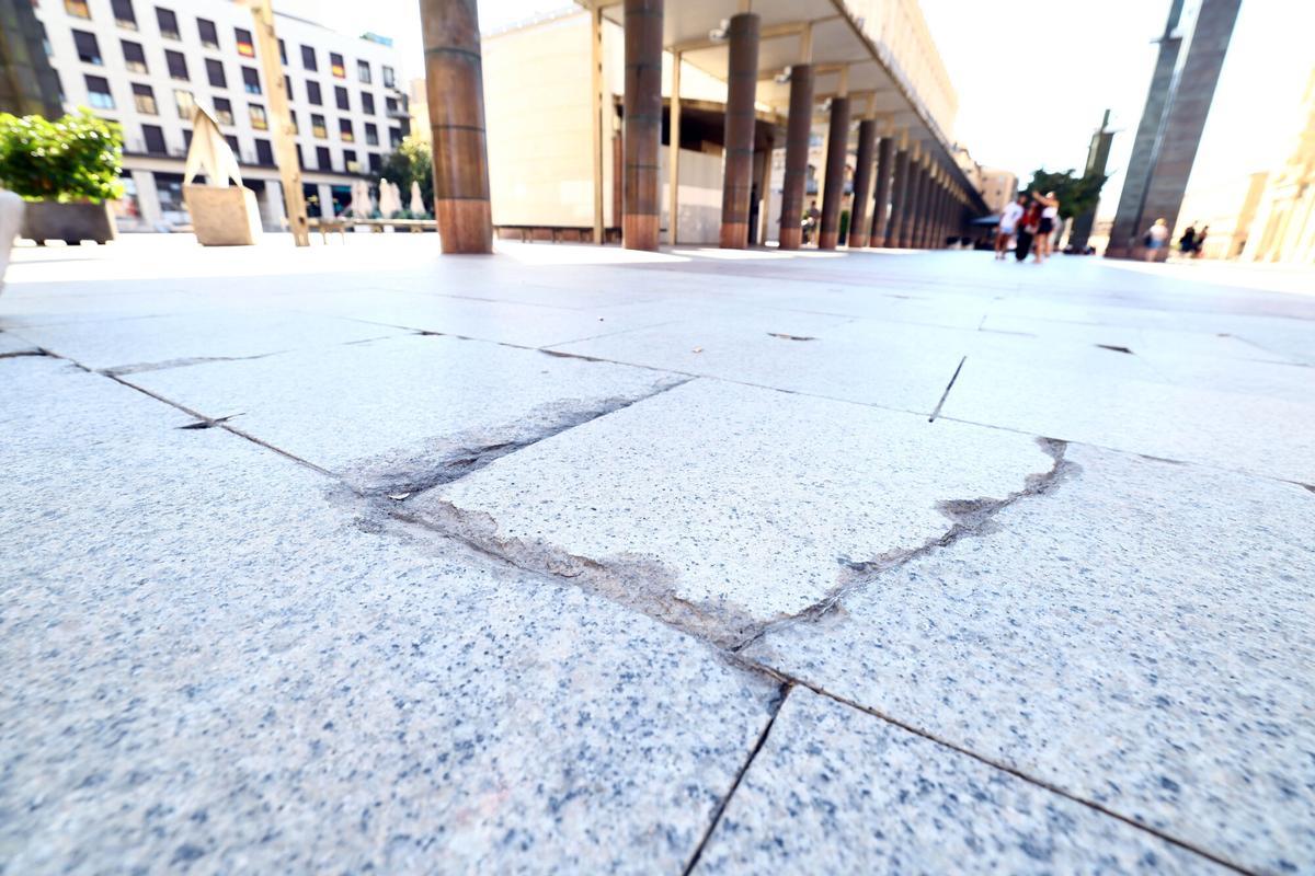 DESPERFECTOS EN LA PLAZA DEL PILAR, PLAZA DE LAS CATEDRALES, SUELOS MAL ESTADO, ALCORQUES ROTOS