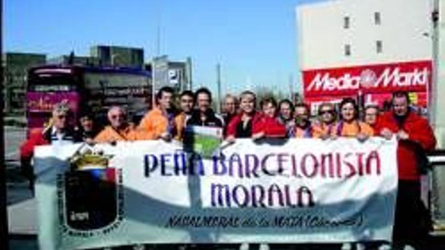 La Peña Barcelonista Morala entrega un obsequio a Caparrós