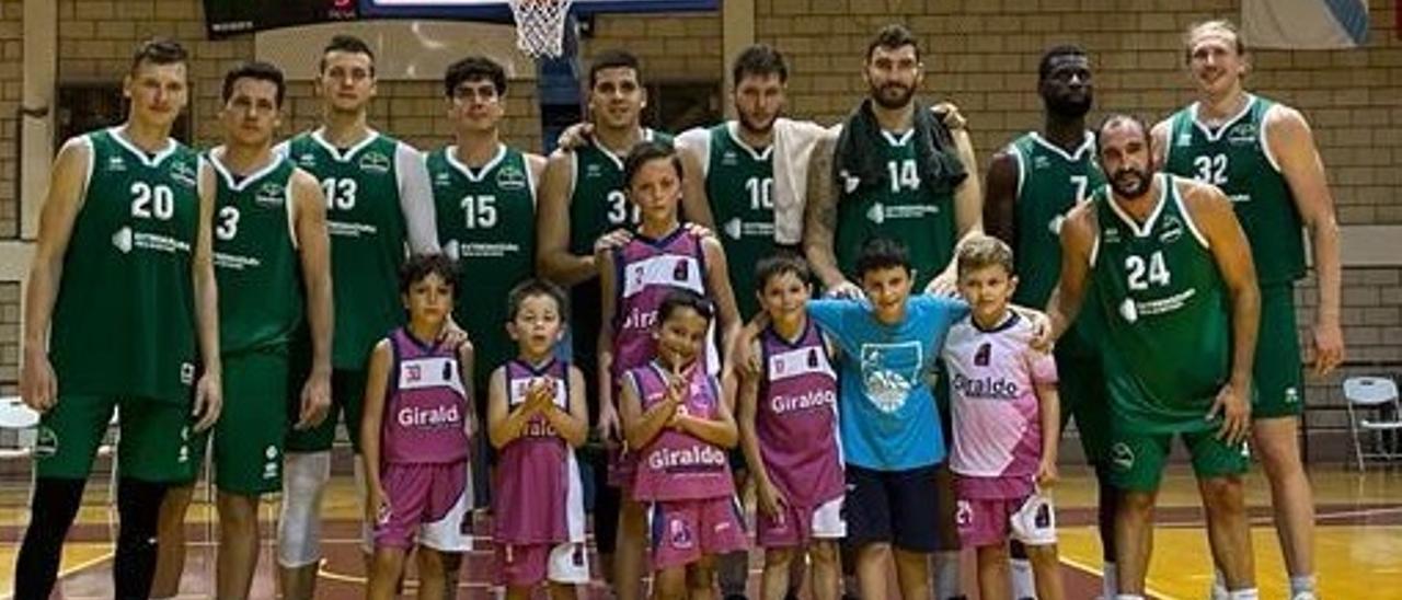 Los jugadores del Cáceres, al final, con jovencísimos jugadores locales.