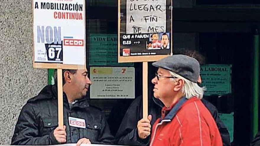 Miembros de CC OO y UGT se concentraron ayer.  // Iñaki Abella