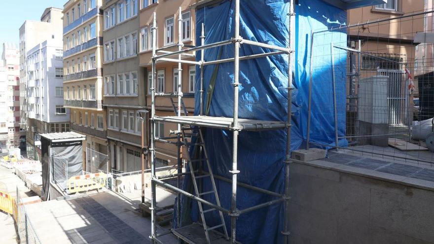 Instalación de ascensores en la calle Pintor Villar Chao. | Iago López