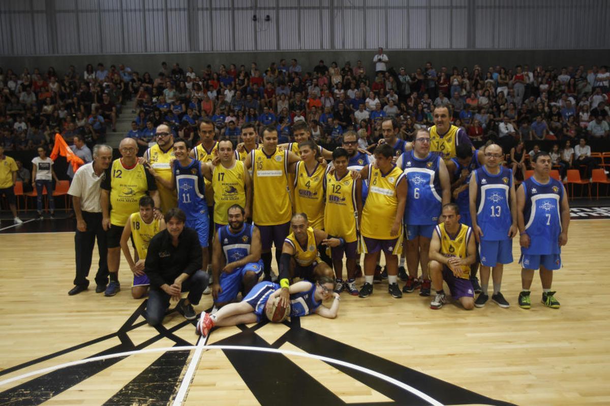 Partido entre los actores de 'Campeones' y el equipo de Burjassot que inspiró la película